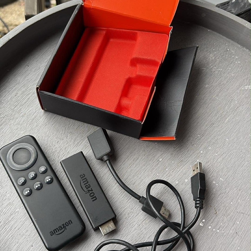 Amazon Black Streaming Stick with Remote and HDMI Cable - Picture 4 of 5